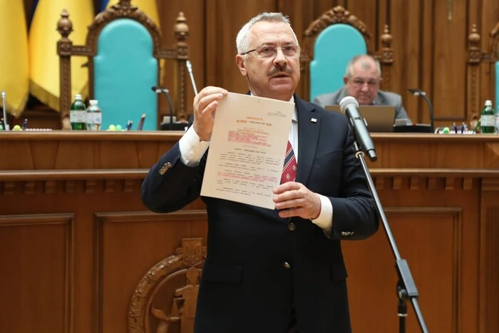 Former politician and judge of the Constitutional Court at the university