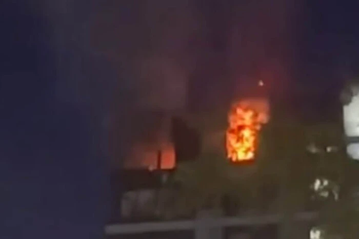 W Podmoskowi dron uderzył w budynek wielopiętrowy, wybuchł pożar (wideo)