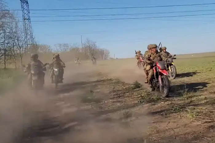 Die erste Sturmmotorradkompanie in der ukrainischen Armee wurde gebildet (Video)