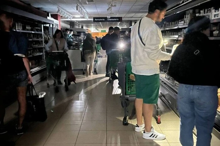 Image: people without electricity in Spain
