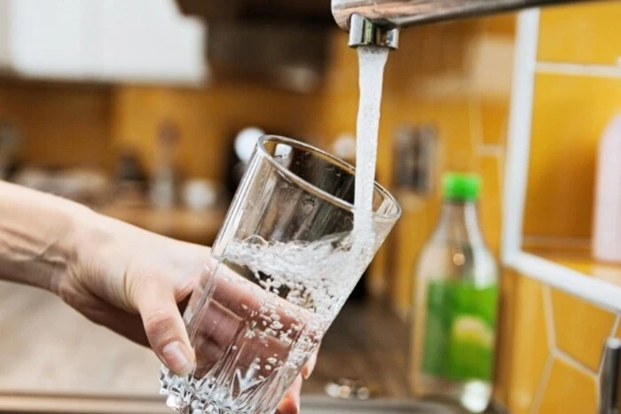 In mehreren Regionen Frankreichs ist das Trinken von Wasser aus dem Wasserhahn verboten: Grund