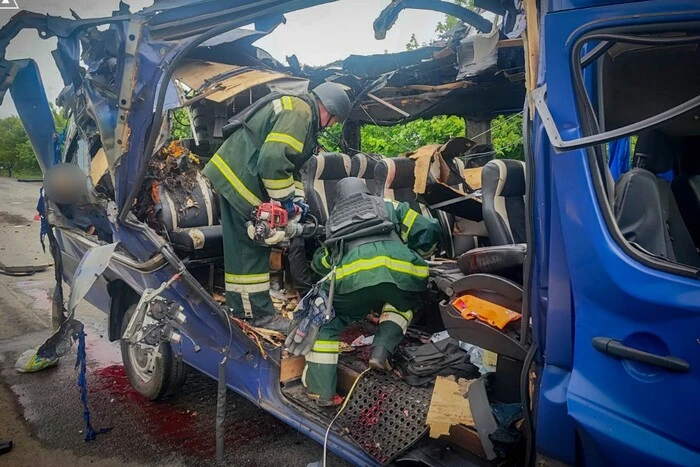 Rescuers retrieved the bodies of passengers from a bus destroyed by a drone in Sumy region