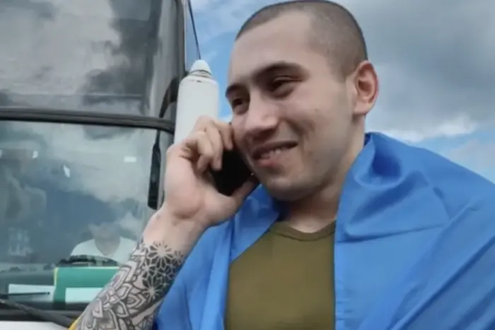 I have returned! The defender touchedingly spoke with his mother after returning from captivity (video)