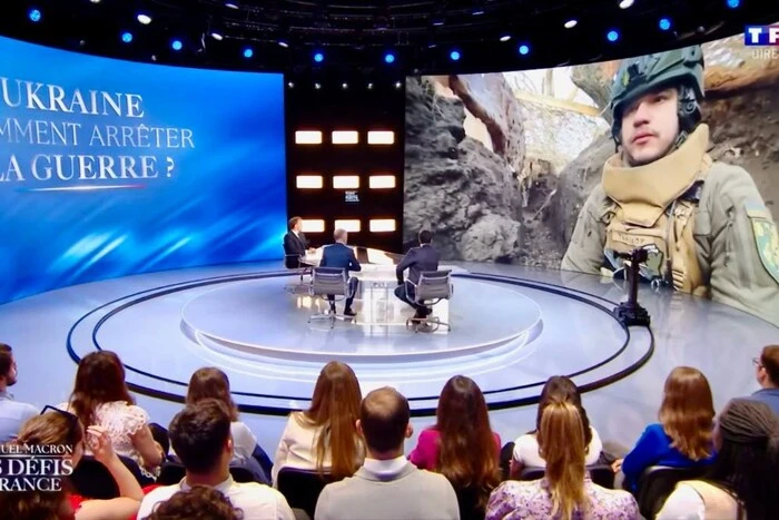 Ukrainischer Soldat bittet Präsident Macron um Waffen