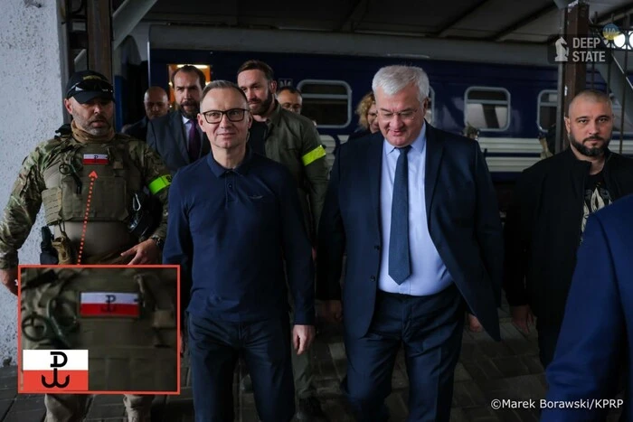 Der Wachmann von Duda kam mit einem umstrittenen Abzeichen in die Ukraine und erregte Diskussionen im Internet