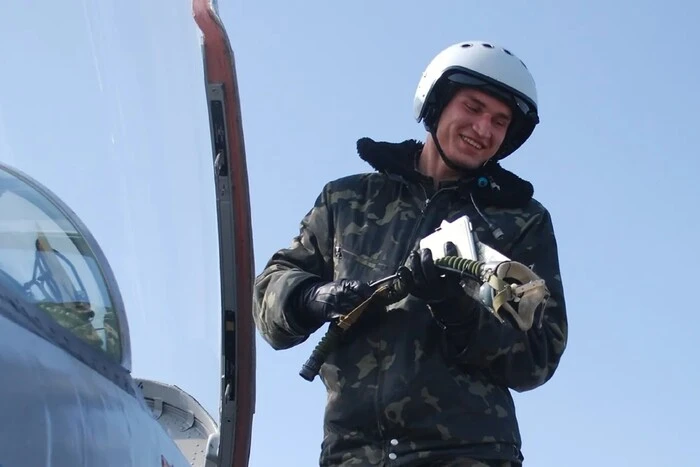 Selenskyj hat dem gefallenen F-16-Piloten Maxim Ustimenko den Titel als Held der Ukraine verliehen