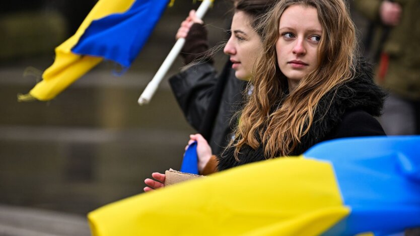 Україні загрожує демографічна криза: молоді жінки масово їдуть – у чому причина