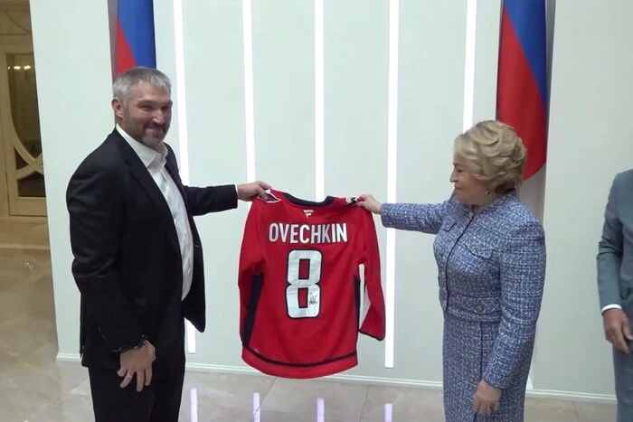 NHL-Spieler Ovechkin schenkte Putins Gefährtin Matviyenko sein Trikot