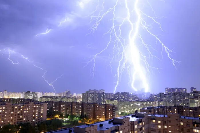 Die Meteorologen warnen vor gefährlichen meteorologischen Phänomenen in mehreren Regionen