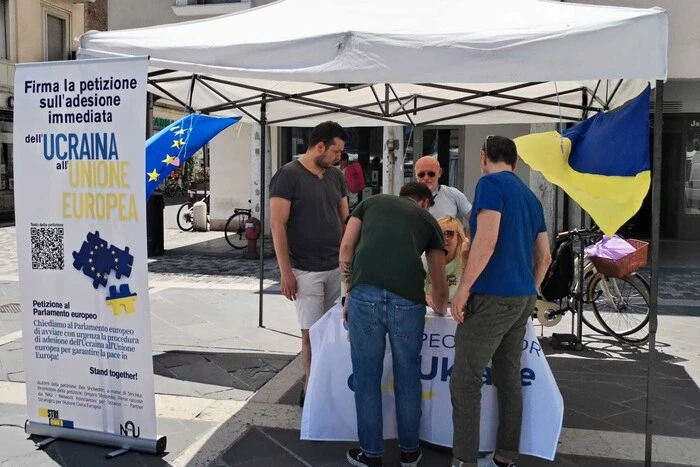 В Італії чоловік напав на волонтерів, які збирали підписи за вступ України до ЄС