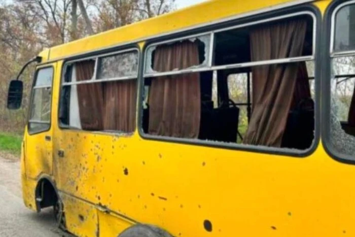 Окупанти атакували пасажирський автобус у Херсоні, є постраждалі