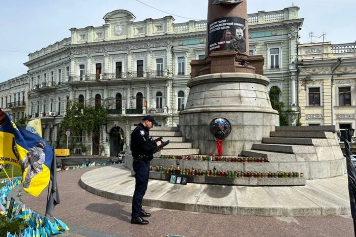 In Odessa malten Unbekannte die Fahne der RF auf das Podest, auf dem Katharina II stand