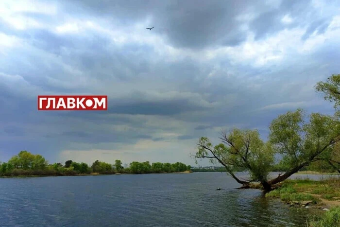 Хмари на тлі сонця та дощ