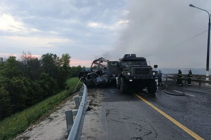 In der Region Lipetsk brannte eine Kolonne von Besatzungsfahrzeugen bei einem Verkehrsunfall