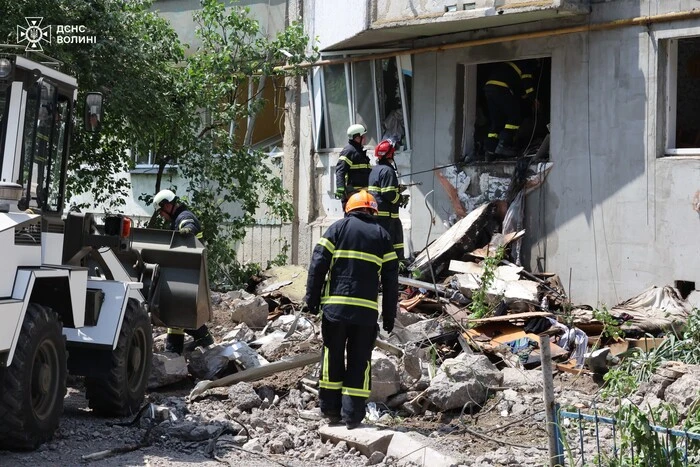 In Luschtsch, Rettungsdienste haben den Leichnam eines Opfers aus den Trümmern eines Mehrfamilienhauses geborgen