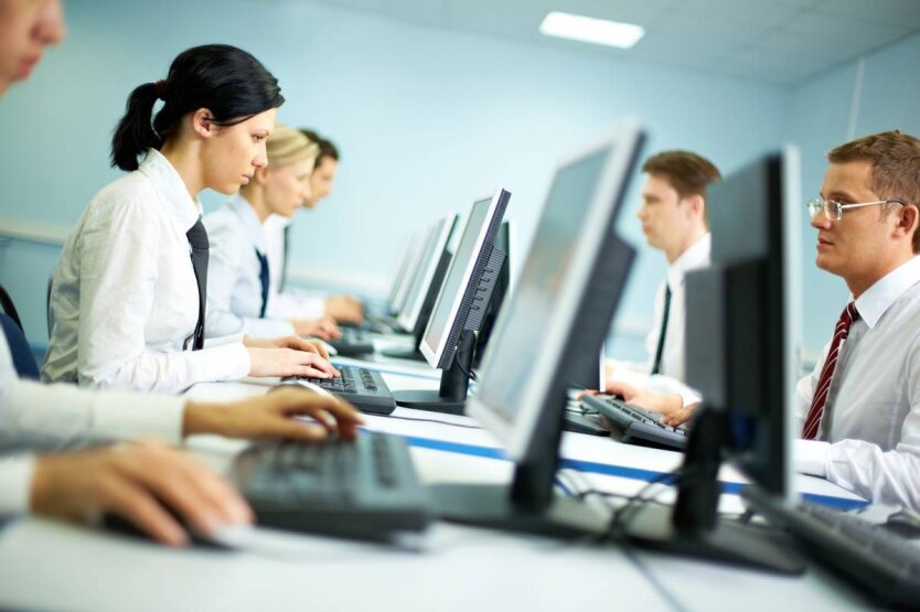 Work less, earn the same: a new labor reform announced in Poland