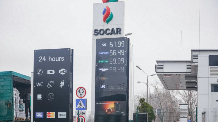 Swans, Crayfish and Pike at the Gas Station: Ukrainian Drivers Are in for a Surprise at Filling Stations