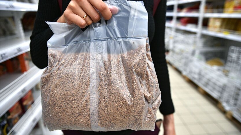 Gdzie lepiej kupić kaszę gryczaną i cukier: porównanie cen w popularnych supermarketach