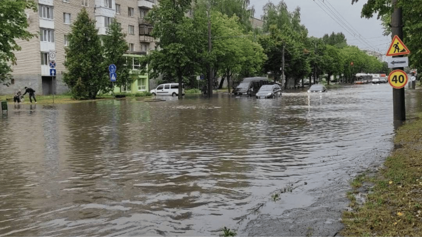 Luzk wurde von einem starken Regen getroffen - Meteorologen haben vor Gefahren gewarnt