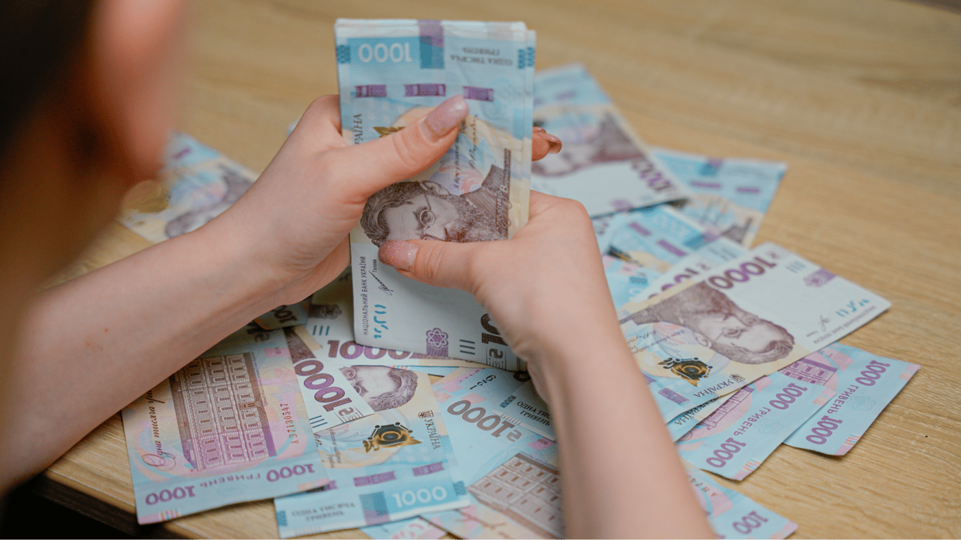 Спецпенсии в Украине — сколько государство платит “избранным” в 2025