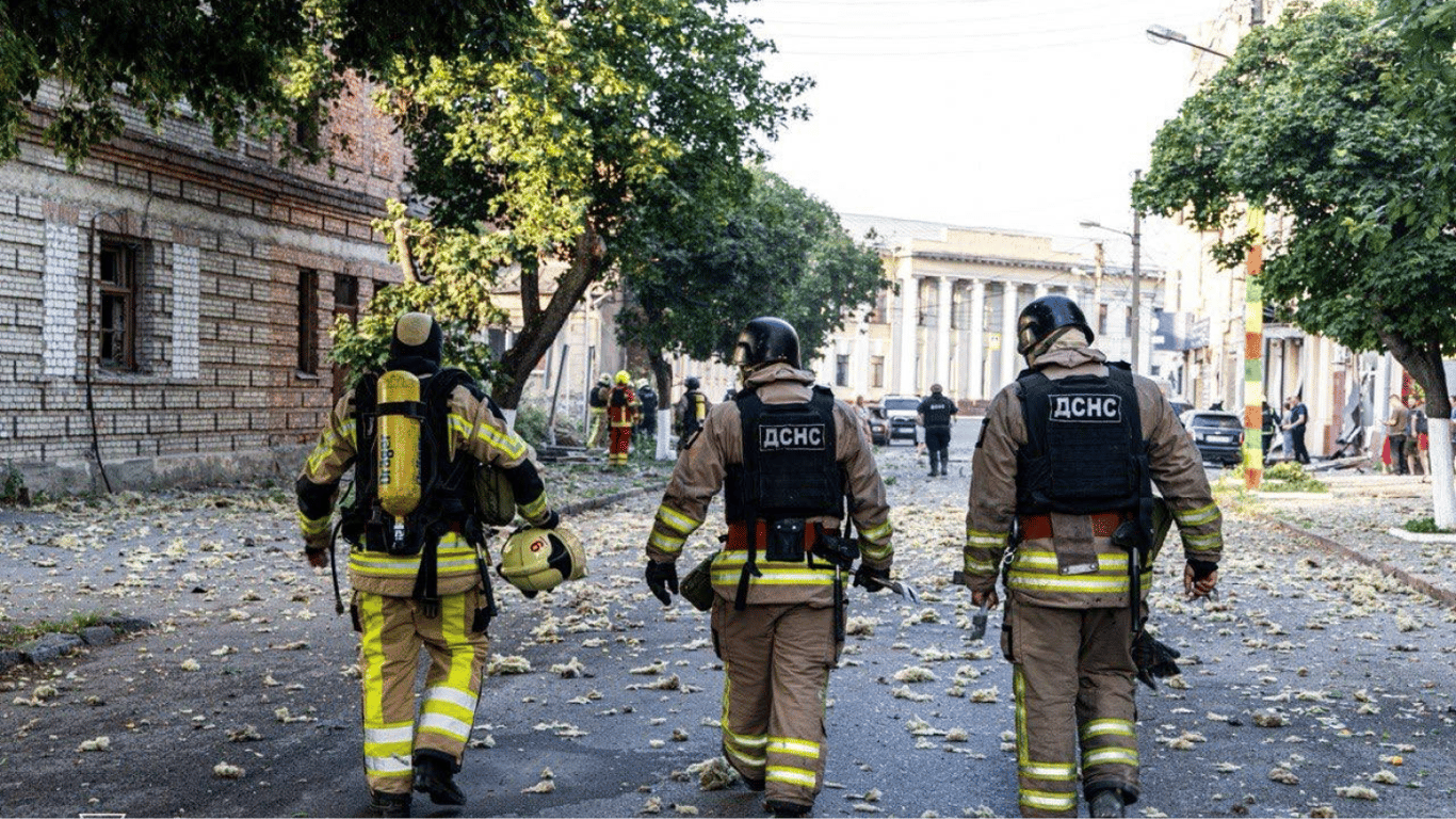 Rosja zaatakowała Charków dronami — w DSNS pokazano skutki