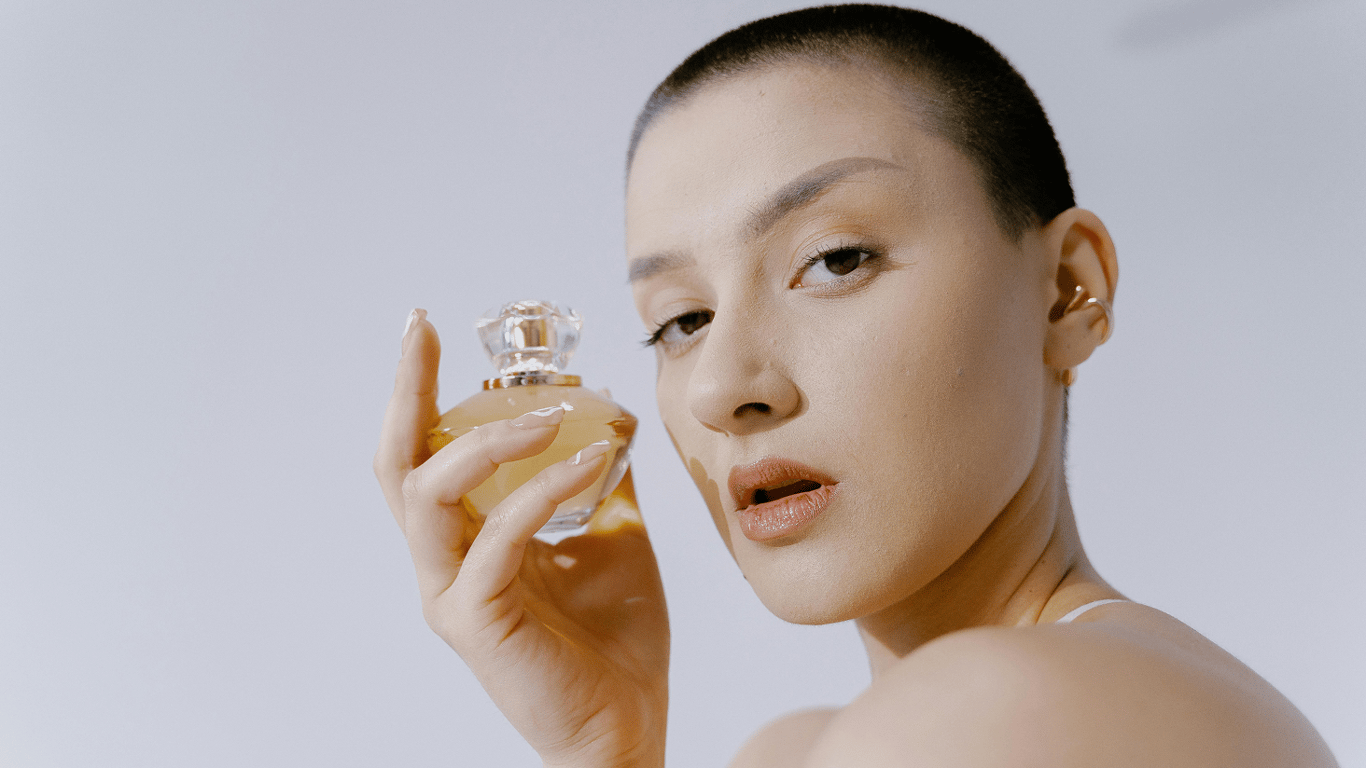 Tak robi prawie każdy - gdzie niebezpiecznie nakładać perfumy