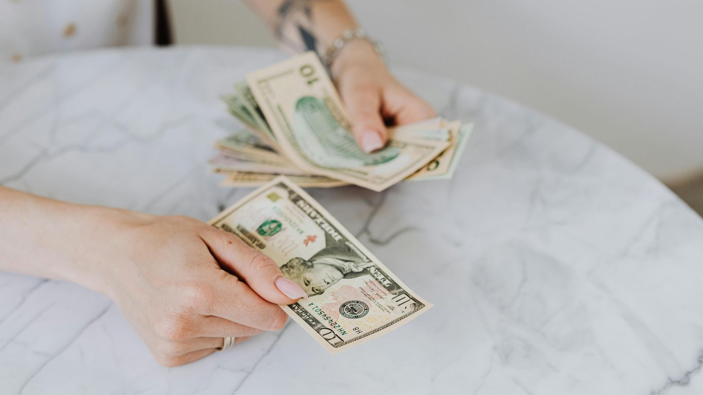 Keine Chancen - welche Dollar und Euro sofort an Wechselstuben konfisziert werden