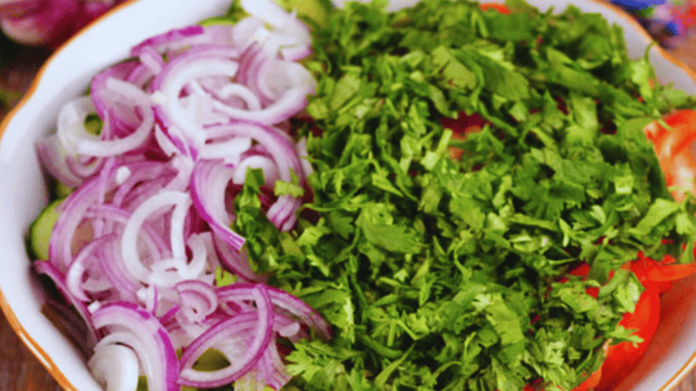 Salat auf georgische Art mit besonderem Dressing – alles mischen und fertig