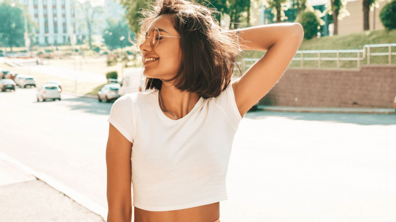 Aktuelles Sommer-T-Shirt – wie man es zur Basis des Kleiderschranks macht