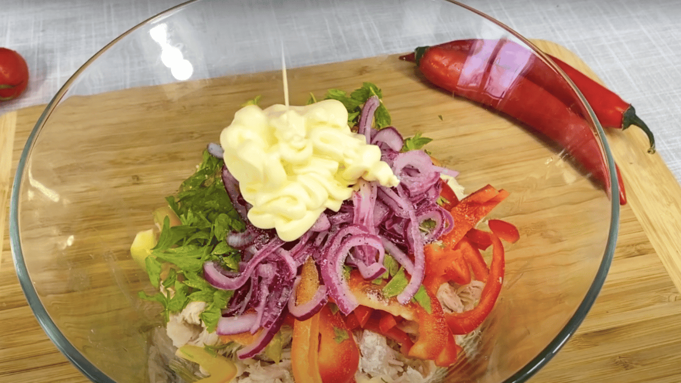 Salat mit Hähnchen und marinierten Zwiebeln – ein frischer Geschmack für den Sommer