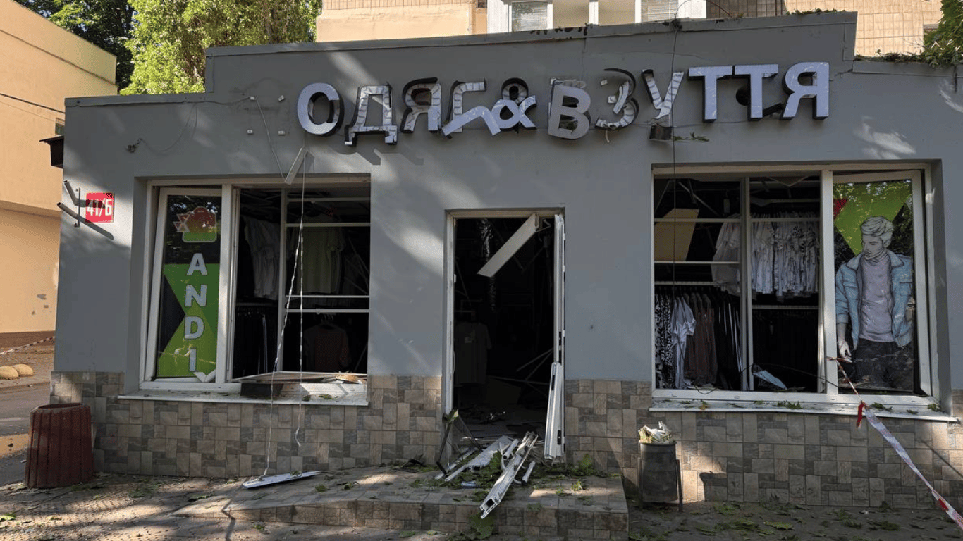 Росіяни б’ють по житлу і бізнесу одеситів —  фото руйнувань