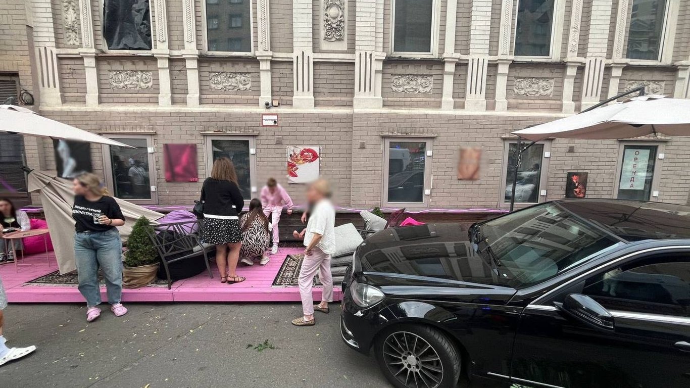 Verkehrsunfall in Kiew - Mercedes raste auf die Terrasse eines Cafés, es gibt Verletzte