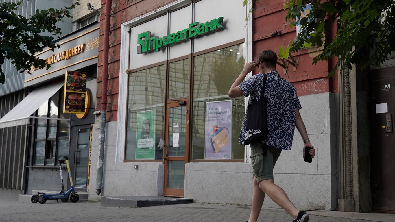 Доллары и евро в ПриватБанке — сколько валюты можно купить