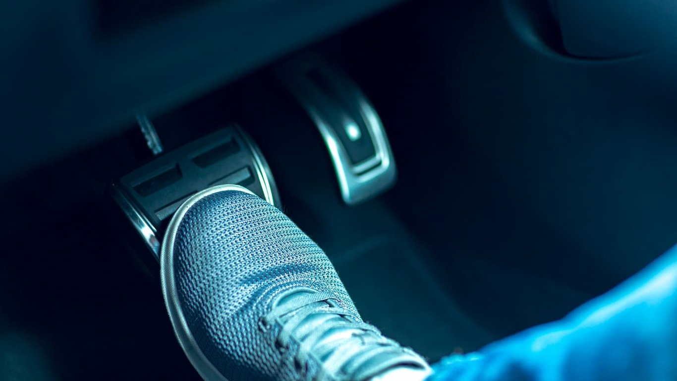Sollte man in Panik geraten, wenn das Bremspedal im Auto steif geworden ist