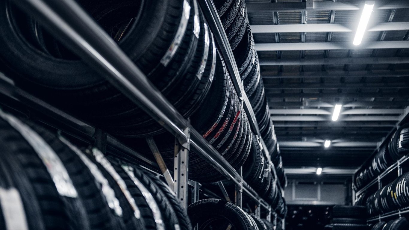 Which tire tread pattern should a driver choose