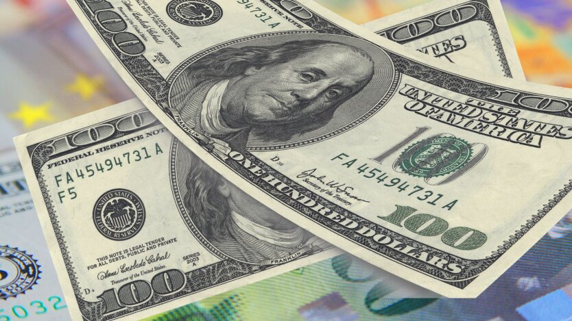 Что происходит с гривной: сколько теперь просят за 100 долларов в обменниках